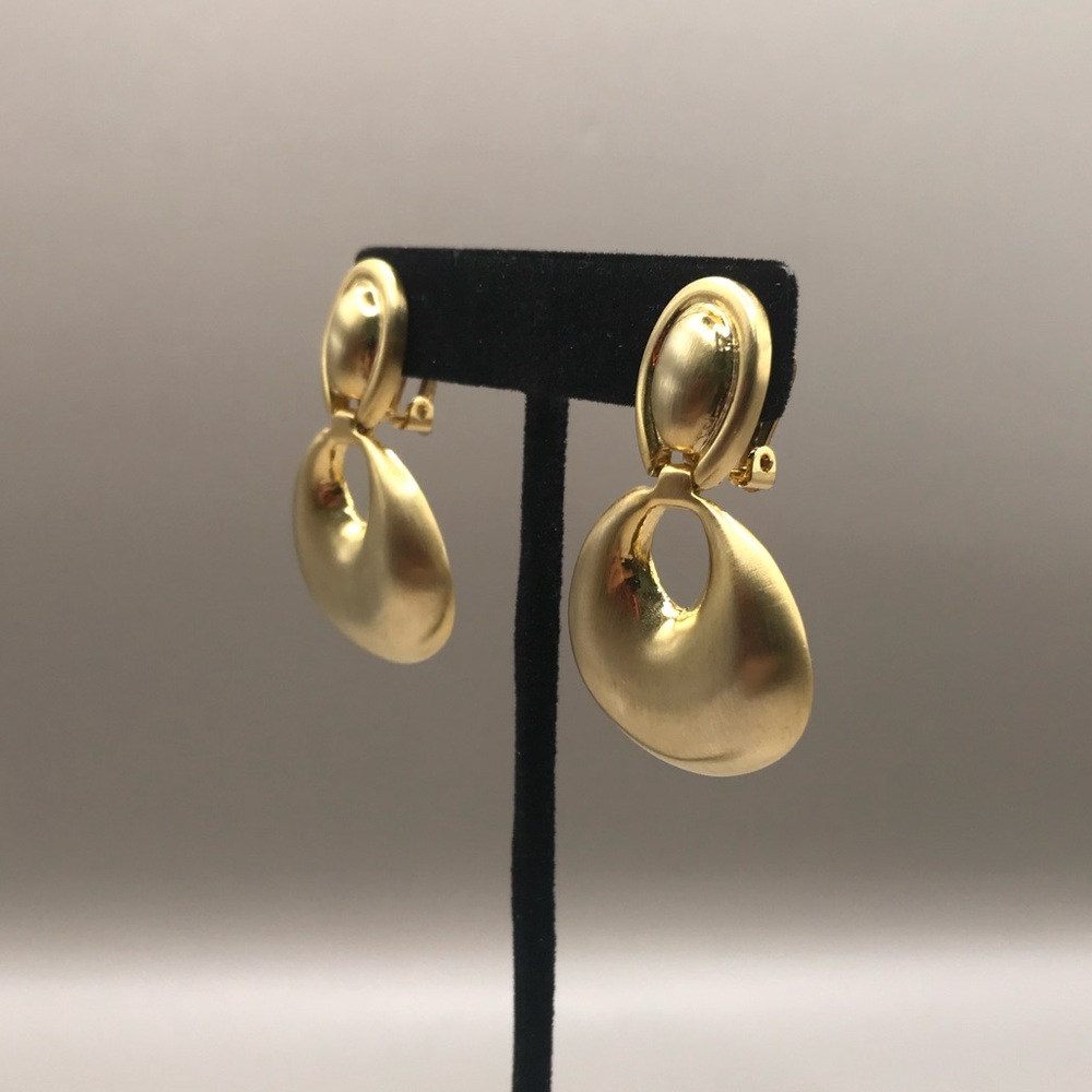 Vintage Gold-Tone Door Knocker Clip on Earrings - Picture 5 of 7